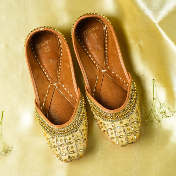 Glistening-gold-juttis-for-women-online