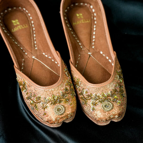 Buy-heer-embroidery-juttis-online-for-wedding-navelli.online