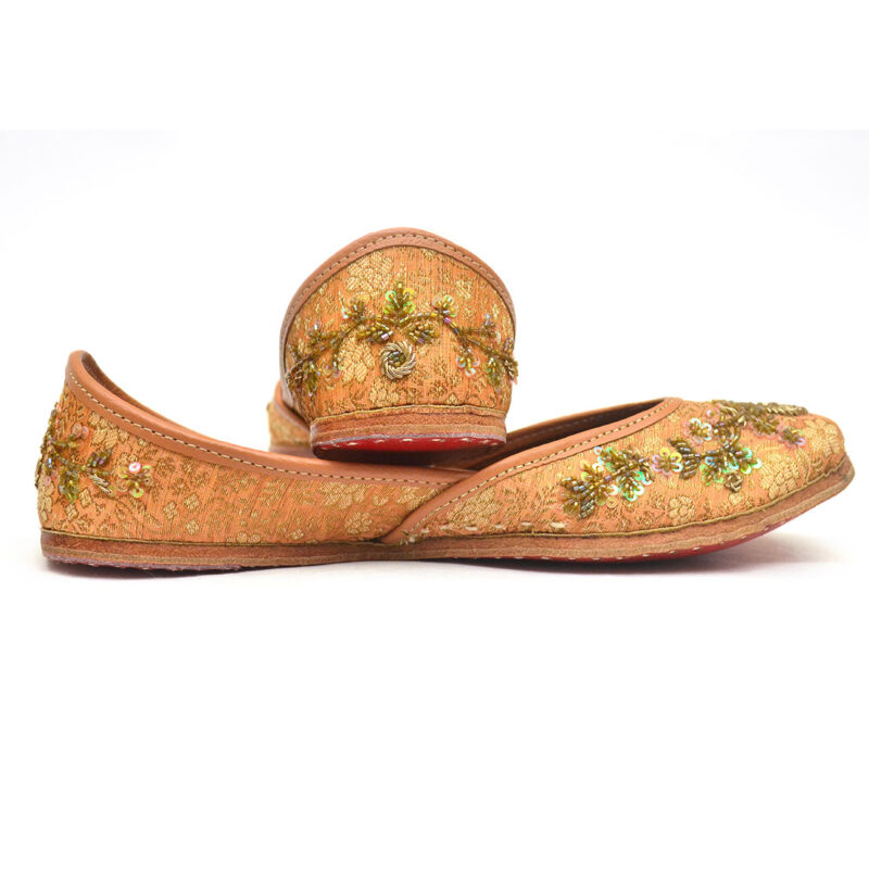 Buy-heer-embroidery-women's-juttis-online-for-wedding