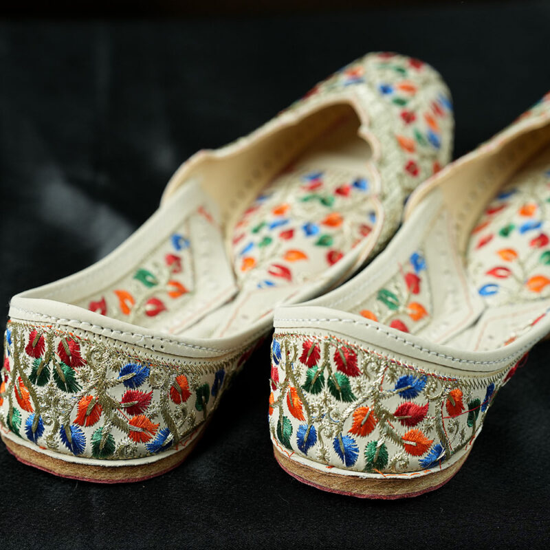 Purely-lush-kashmiri-hand-embroidered-Jutti-for-ladies