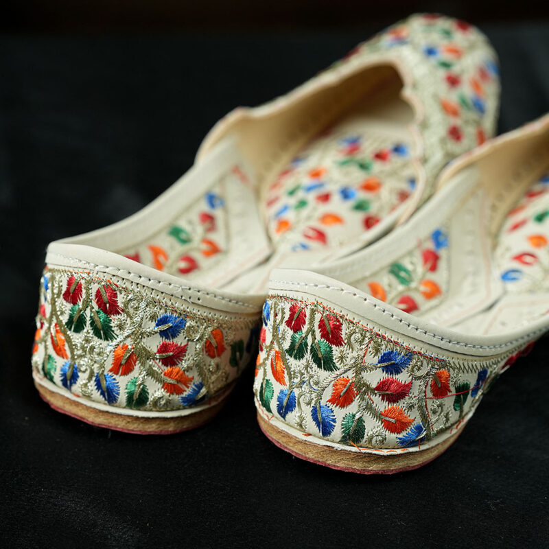 Purely-lush-kashmiri-hand-embroidered-Jutti-online